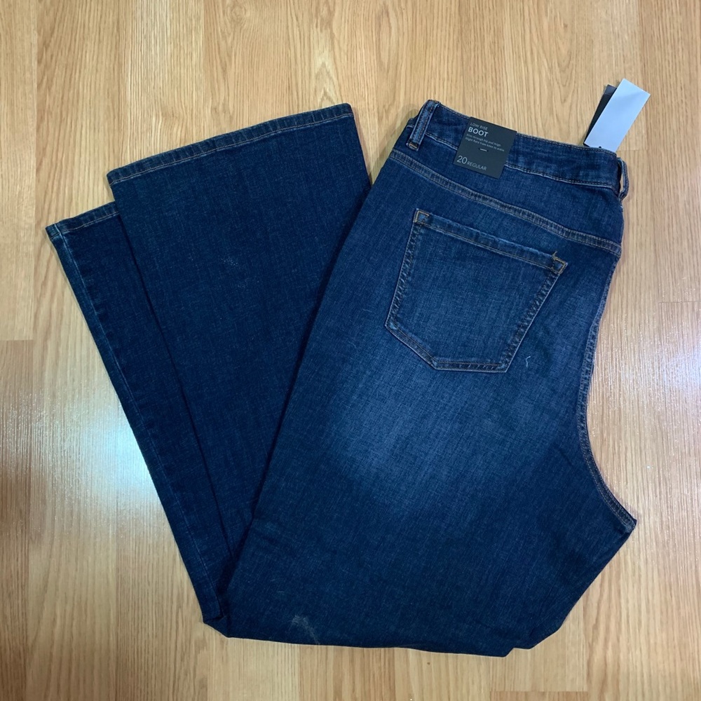 NWT Low rise boot cut jeans by Lane Bryant. Sz 20
